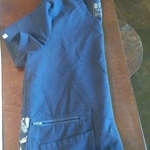 Figs top with tropical pocket accent